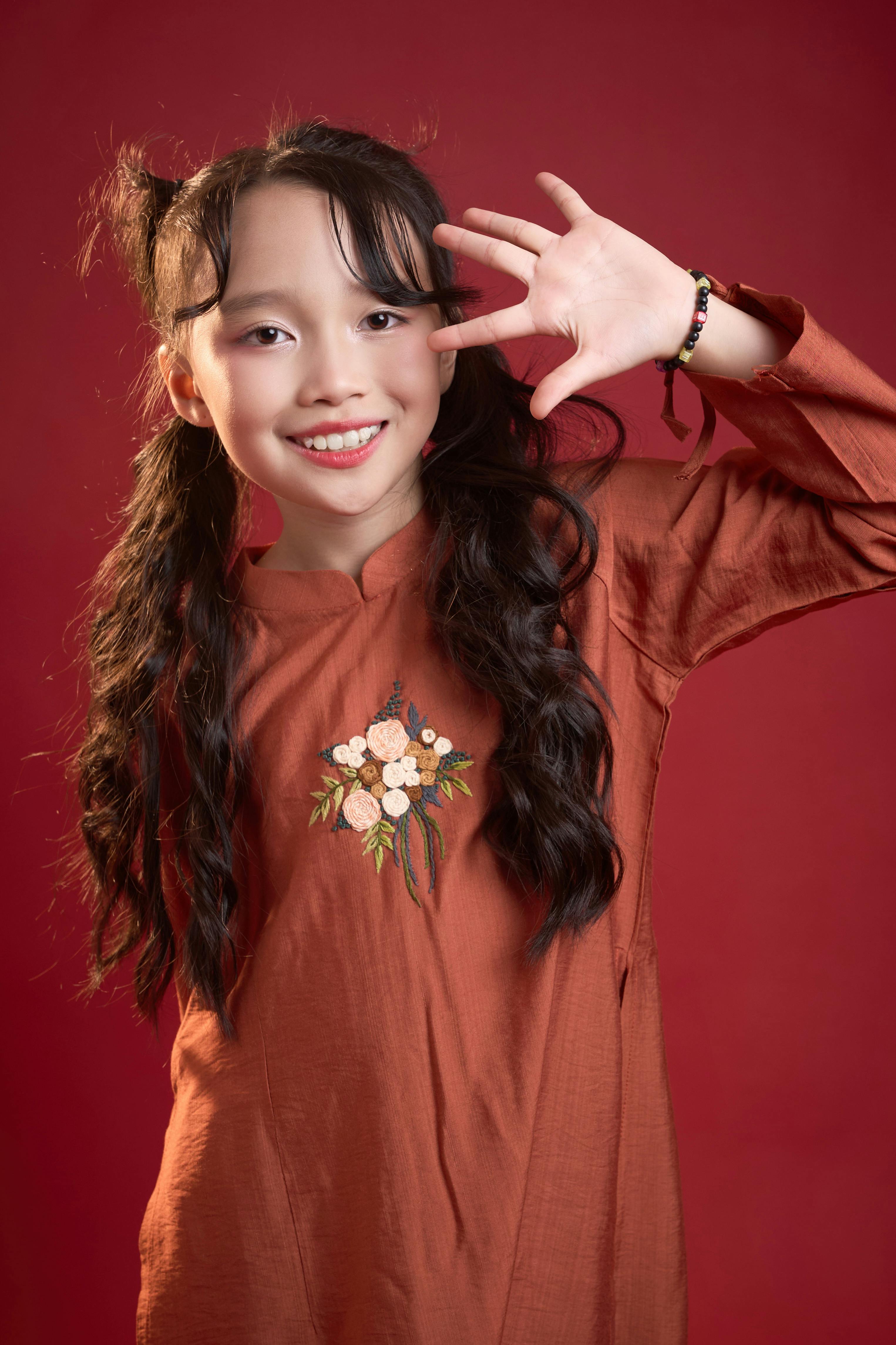 《霓虹之下》海报